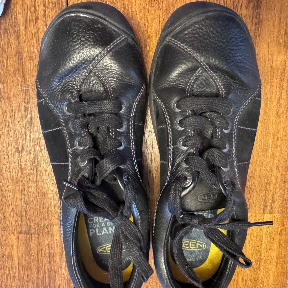 Keen womens Black Textured Sneakers